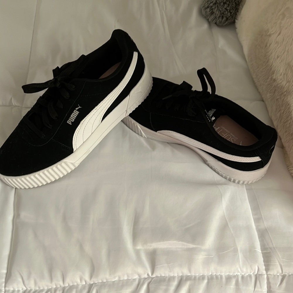 Women’s puma sneakers worn once. Like new.